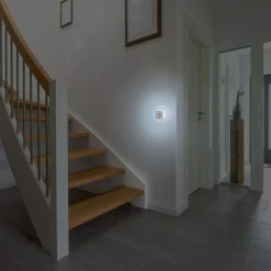 LED-Nachtlicht mit Steckdose, 2 USB-Ausgänge, Bewegungs- und Lichtsensor
