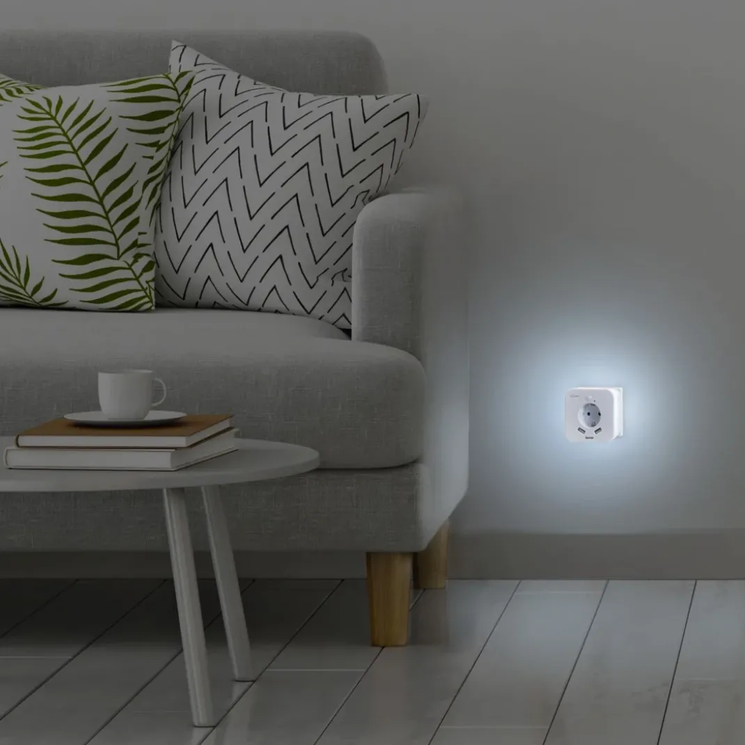 LED-Nachtlicht mit Steckdose, 2 USB-Ausgänge, Bewegungs- und Lichtsensor